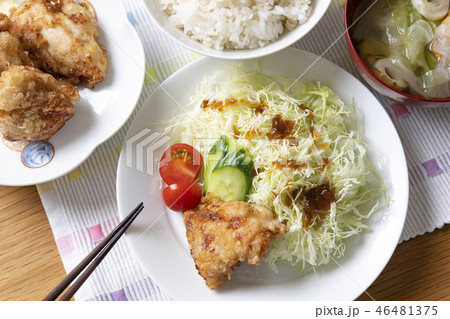 鶏の竜田揚げ定食の写真素材