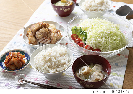 鶏の竜田揚げ定食の写真素材