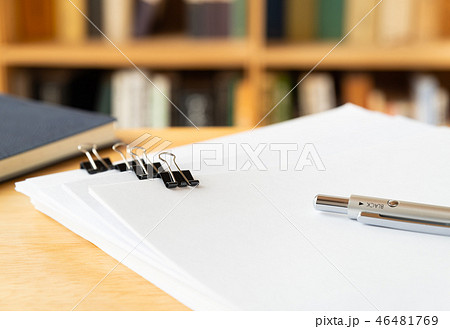 書類　本棚　本　クリップ 46481769