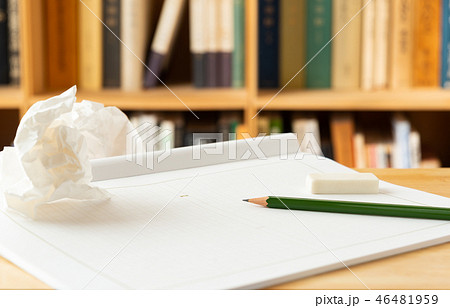 原稿用紙　本棚　執筆　紙屑　ライター 46481959