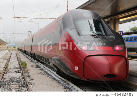 ヴェネツィア・サンタ・ルチーア駅に停車中の「イタロ（Italo）」 46482485