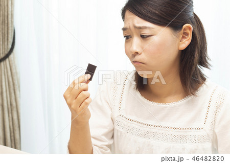 チョコを食べる女性 46482820