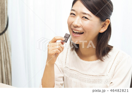 チョコを食べる女性 46482821