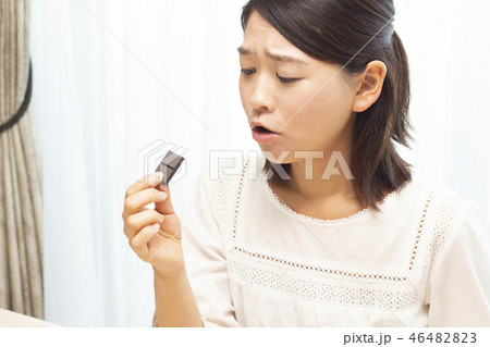 チョコを食べる女性 46482823