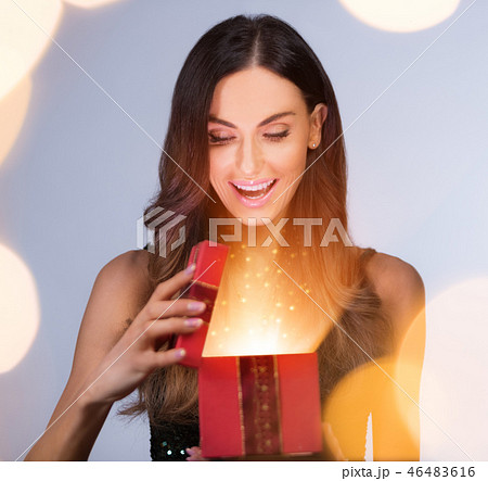 Beautiful brunette young woman holding gift box 46483616