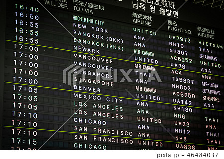 行き先や航空会社の書かれた空港の電子掲示板 行き先や航空会社の書かれた空港の電子掲示板 46484037