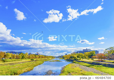 京都　初秋の鴨川風景 46484700
