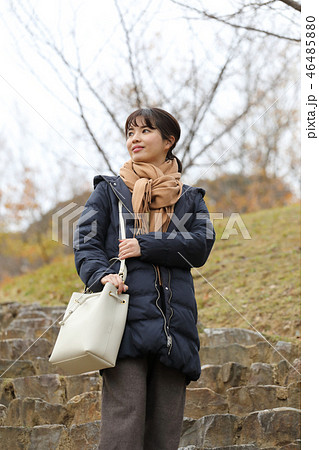 コートを着る女性 46485880