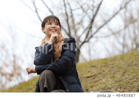 コートを着る女性 46485887