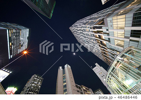日本の東京都市景観　渋谷の摩天楼。新名所・明かりの灯った渋谷ストリーム（画面右） 46486446