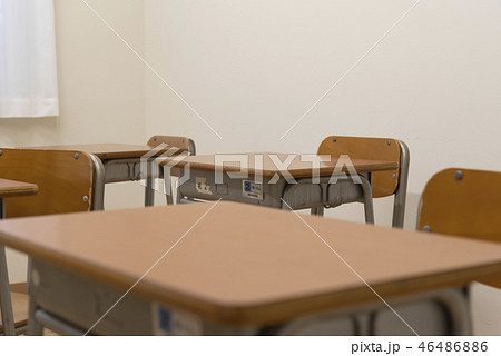 学校　教室　机　イス 46486886