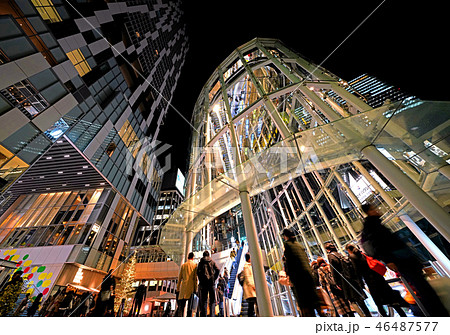 日本の東京都市景観　渋谷の新名所・明かりの灯った「渋谷ストリーム」（夜景） 46487577