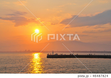 江ノ島・片瀬川河口から見た夕景 江ノ島・片瀬川河口から見た夕景 46487824
