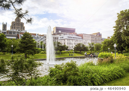 Park with fontaine in historical Old Montreal 46490940