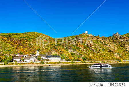 Cruise ship passes under Sterrenberg and Liebenstein Castles in the Rhine Gorge, Germany 46491371