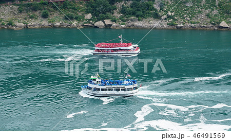 カナダ ナイアガラ滝 観光客を満載したアメリカとカナダの霧の乙女号 カナダ ナイアガラ滝 観光客を満載したアメリカとカナダの霧の乙女号 46491569