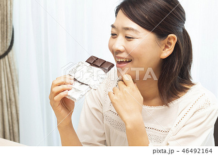 板チョコを食べる女性 46492164
