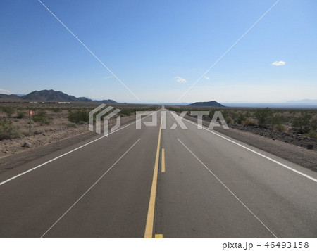 カリフォルニア州、ルート66、アンボイゴーストタウン付近の一直線道路 カリフォルニア州、ルート66、アンボイゴーストタウン付近の一直線道路 46493158