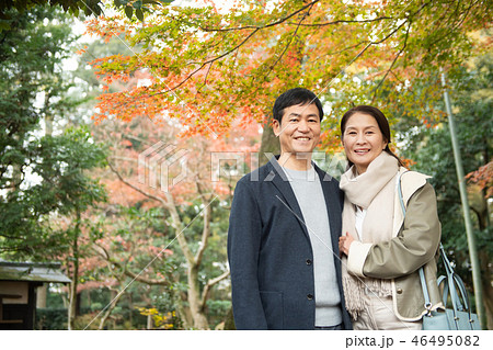 ミドルシニア夫婦 旅行 秋 紅葉 観光イメージ ミドルシニア夫婦 旅行 秋 紅葉 観光イメージ 46495082