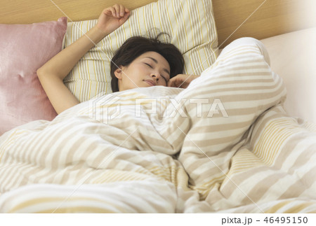 女性 睡眠 寝る 女性 睡眠 寝る 46495150