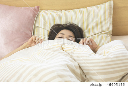 女性　睡眠　寝る　 46495156