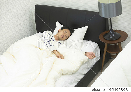 男性　睡眠　寝る　 46495398