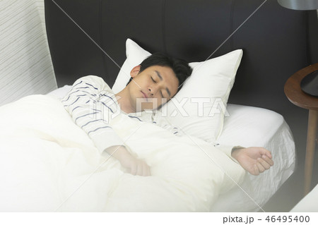 男性 睡眠 寝る 男性 睡眠 寝る 46495400