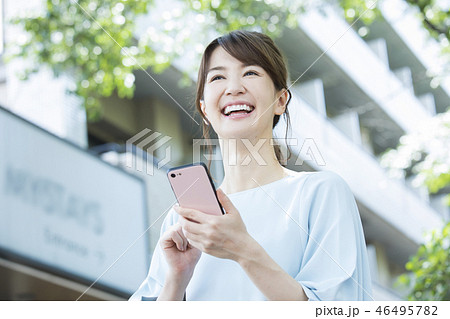 若い女性・屋外 若い女性・屋外 46495782