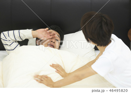 男性　熟睡　寝室イメージ 46495820