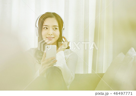 若い女性 笑顔 微笑 46497771