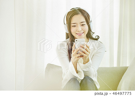 若い女性 笑顔 微笑 46497775