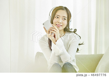 若い女性 笑顔 微笑 46497776