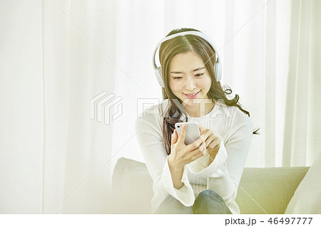 若い女性 笑顔 微笑 46497777