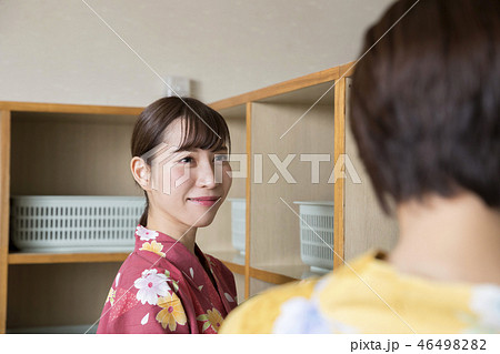 温泉旅行　脱衣所　女子旅イメージ　浴衣 46498282