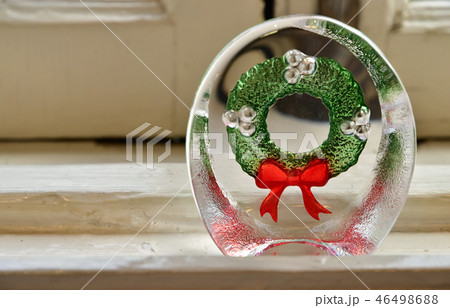 飾られたガラスのクリスマスリースの置物 46498688
