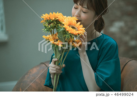 young woman 46499024