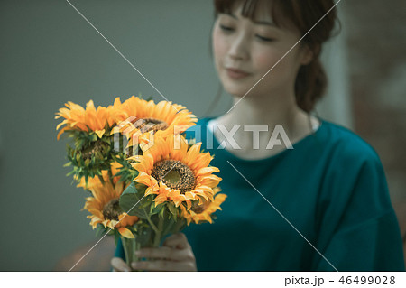 young woman 46499028