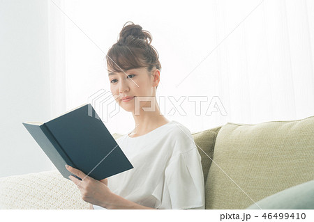 young woman 46499410