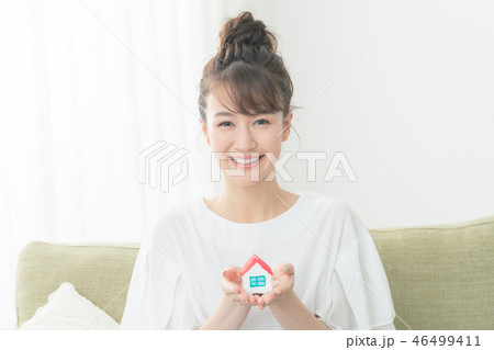 young woman 46499411