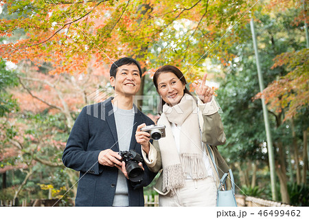 ミドルシニア夫婦 旅行 秋 紅葉 観光イメージ ミドルシニア夫婦 旅行 秋 紅葉 観光イメージ 46499462
