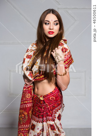 Portrait of beautiful young woman 46500611