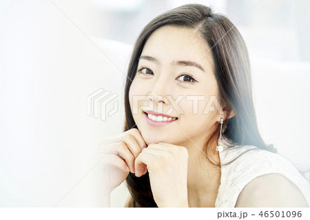 若い女性 ヒーリング 笑顔 46501096