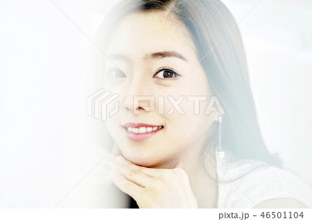 若い女性 カーテン 笑顔 46501104