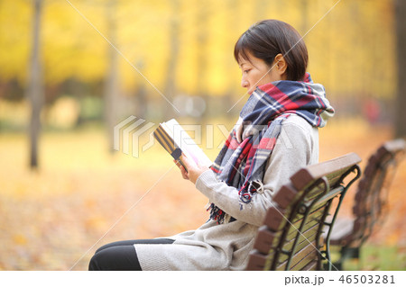 紅葉を楽しむミドルの女性 46503281