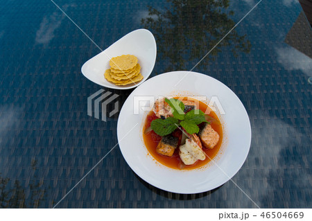 Shrimp with cut salmon fried with sauce and potato 46504669