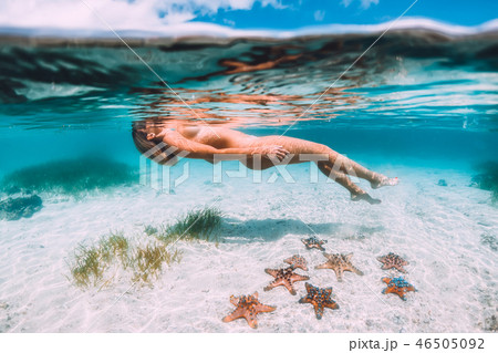 Naked woman floating and relax in tropical ocean 46505092