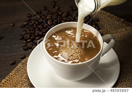 ミルクとコーヒー豆 ミルクとコーヒー豆 46505697