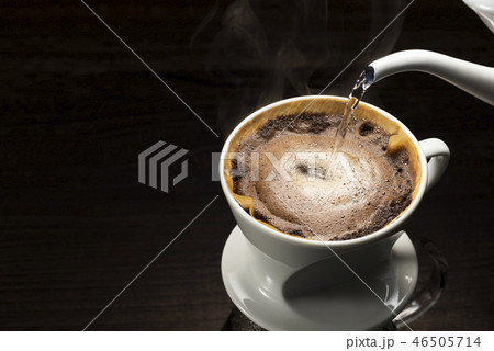 コーヒーを淹れる コーヒーを淹れる 46505714