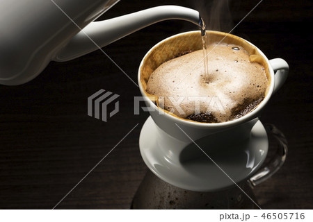 コーヒーを淹れる 46505716