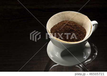 コーヒーを淹れる 46505721